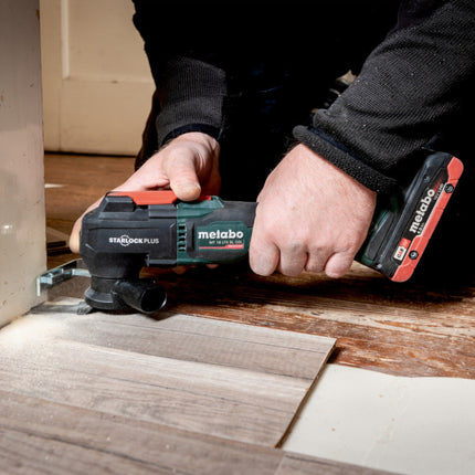 Metabo MT 18 LTX BL QSL Outil multifonctions sans fil 18 V Brushless Starlock Plus ( 613088800 ) + 2x batterie 4,0 Ah + chargeur + 12 pces d'accessoires + metaBOX