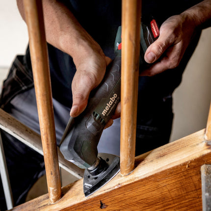 Metabo PowerMaxx MT 12 multiherramienta a batería multifunción 12 V + 2x batería 2,0 Ah + cargador + juego de accesorios de lijado de 18 piezas + metaBOX 145 ( 613089510 )