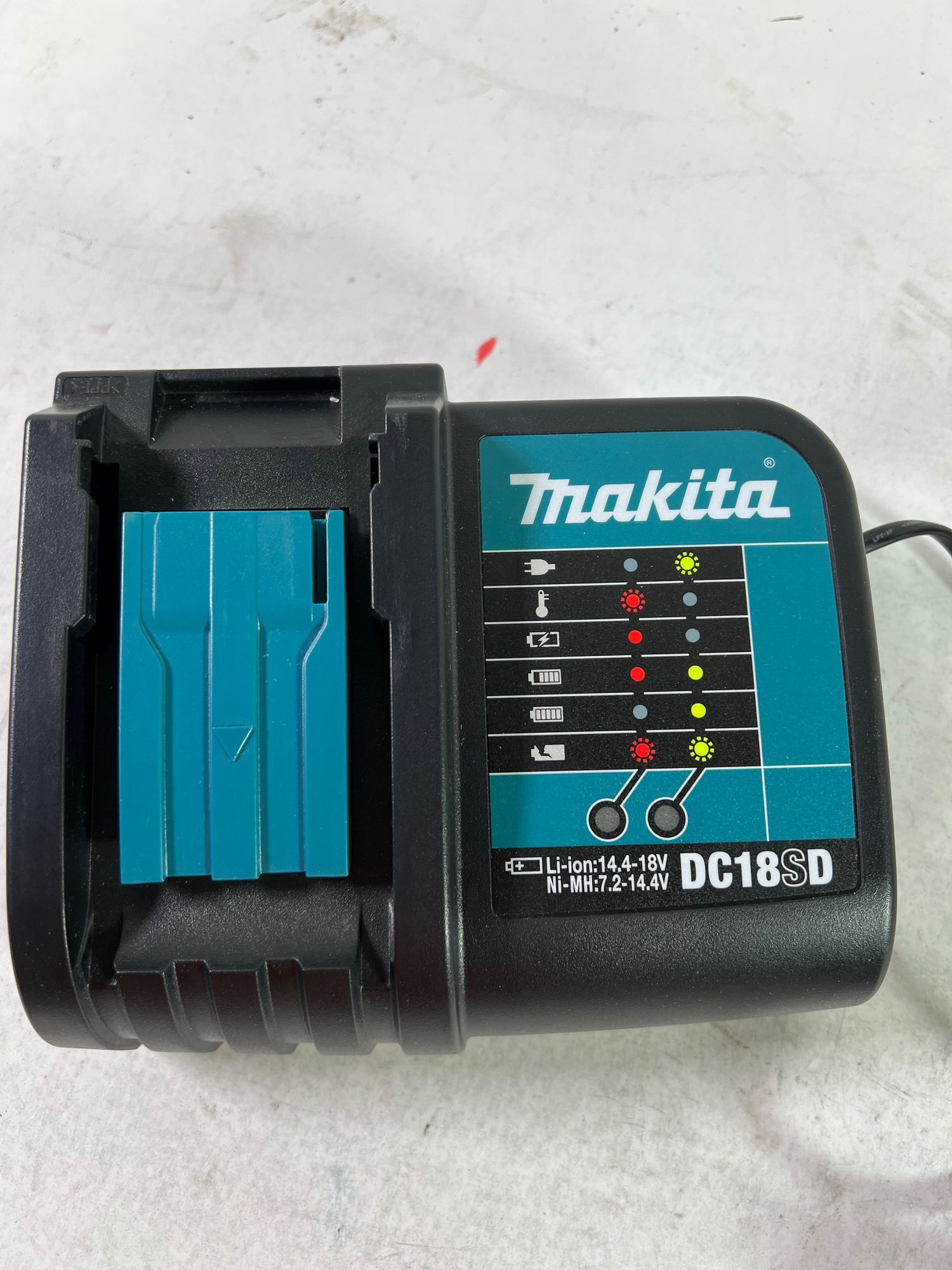 Makita DC 18 SD Akku Ladegeraet 7 2 V 18 V fuer Li Ion Akku 194533 6 Reparaturgeraet 0 - toolbrothers
