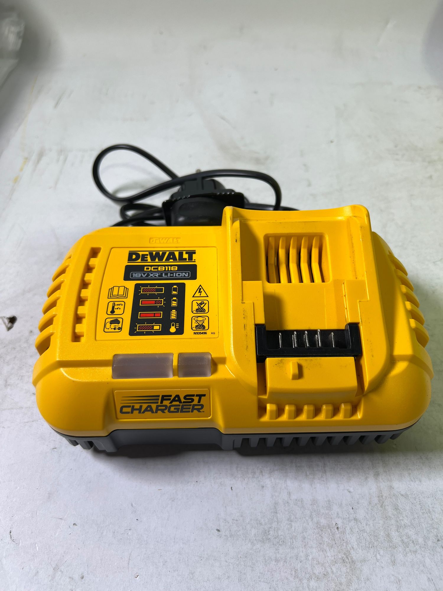 DeWalt DCB 118 XR FlexVolt 54 V 18 V Akku Schnell Ladegeraet Gebraucht 0 - toolbrothers