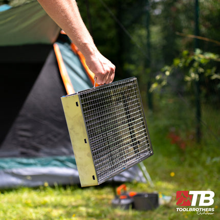 Toolbrothers Set barbecue portatile a carbonella in acciaio inox per il campeggio senza attrezzi 43 x 29 x 23 cm argento + posate per barbecue, guanti per barbecue e scomparti per barbecue 8 pezzi