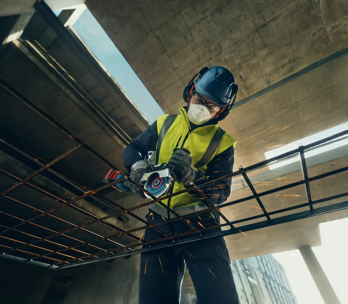 Handwerker mit Bosch Akku-Winkelschleifer auf der Baustelle